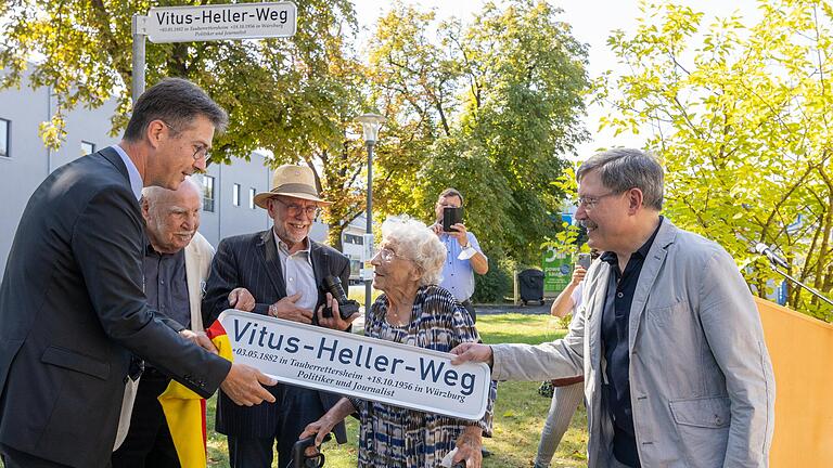 Der neue Vitus-Heller-Weg verbindet die Mainaustraße mit Rad- und Fußweg am Main, zwischen Kloster Himmelspforten und Imo Car Wash. Bei der Einweihung von links: OB Christian Schuchardt, Helmut Försch, Gerhard V. Heller (ältester Enkel von Vitus Heller), Dorothea Heller (Schwiegertochter) und Vitus Heller (jüngster Enkel).