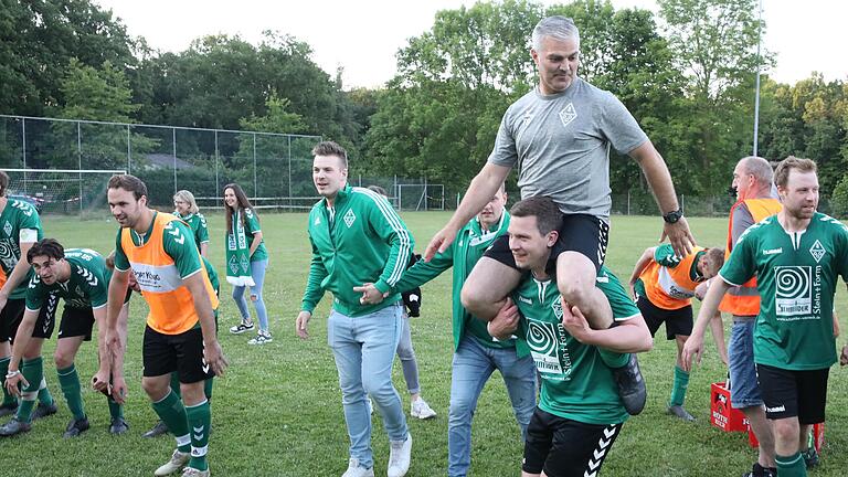 Auf den Schultern der Mannschaft: Die SG Schleerieth feierte den Aufstieg in die Kreisliga - und auch ihren Trainer Thorsten Büttner.