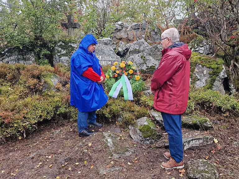 Kranzniederlegung durch Rhönklub Präsident Jürgen Reinhardt (links) und Vizepräsident Bernd Günder (rechts). Kranzniederlegung durch Rhönklub Präsident Jürgen Reinhardt (links) und Vizepräsident Bernd Günder (rechts).
