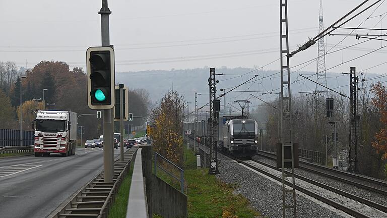 Auf Höhe der Ochsenfurter Westsiedlung sollen nun doch Lärmschutzwände entlang der Bahnlinie gebaut werden.&nbsp;
