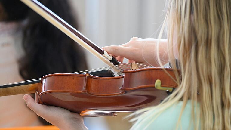 Musik streichen? Bayerns Ministerpräsident Markus Söder ist der Überzeugung, dass der Religionsunterricht 'Herz, Geist und Charakter' stärke. Dabei sind die positiven Effekte von Musikerziehung durch etliche Studien wissenschaftlich belegt.