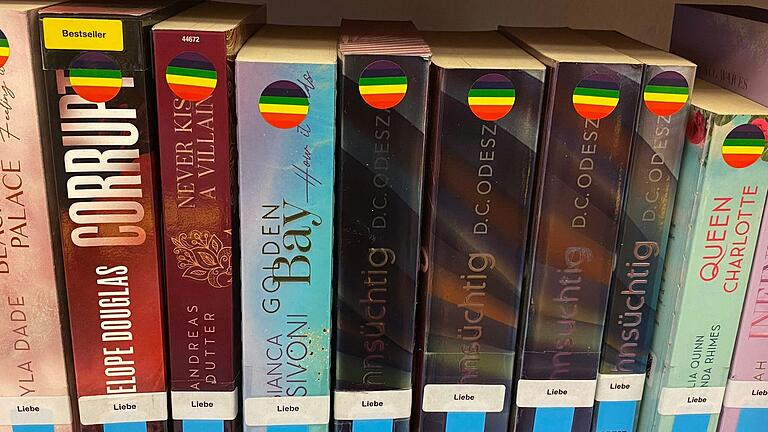 Bunte Sticker kennzeichnen die BookTok-Bücher in der Stadtbibliothek Bad Neustadt. Bunte Sticker kennzeichnen die BookTok-Bücher in der Stadtbibliothek Bad Neustadt.
