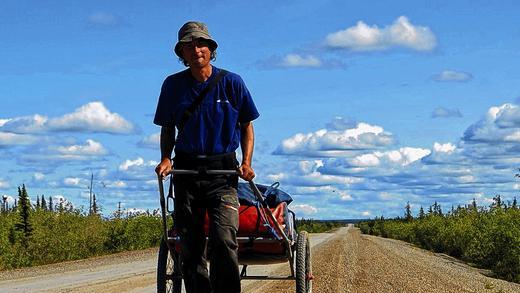 Durch das arktische Kanada       -  (rtg)   Andreas Eller hat es im Sommer 2011 ins arktische Kanada gezogen: Kaum Ortschaften, wenig Menschen und viele Tiere. Er legte 750 Kilometer zu Fuß zurück und erreichte Inuvik, fast am Polarmeer gelegen. Um die Strecke durch unbekanntes Gelände zu bewältigen, veranschlagt Eller eine Tagesleistung von etwa 30 Kilometern. Ausrüstung und Proviant transportierte er in einem geländegängigen Anhänger, den er mit Hilfe eines Geschirr zog. Der Abenteurer erzählt in einer digitalen Multimedia-Projektion von der einsamen Wanderung durch das Land der Bären und Elche am Donnerstag, 29. November, 20 Uhr im CVJM-Haus, Wilhelm-Schwinn-Platz 2. Info unter www.panamobil.de.