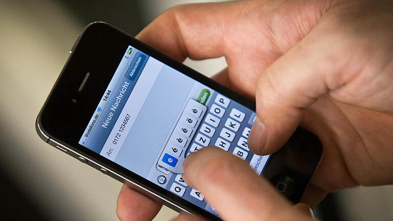 Das Bayerische Heimatmuseum bezahlt Kommunen unter bestimmten Voraussetzungen zwei Hotspots, um die flächendeckende W-Lan-Versorgung anzukurbeln. An diesen Hotspots kann man sich dann mit seinem Smartphone einwählen und kostenlos im Internet surfen. Foto: Michael Kappeler / dpa       -  Das Bayerische Heimatmuseum bezahlt Kommunen unter bestimmten Voraussetzungen zwei Hotspots, um die flächendeckende W-Lan-Versorgung anzukurbeln. An diesen Hotspots kann man sich dann mit seinem Smartphone einwählen und kostenlos im Internet surfen. Foto: Michael Kappeler / dpa