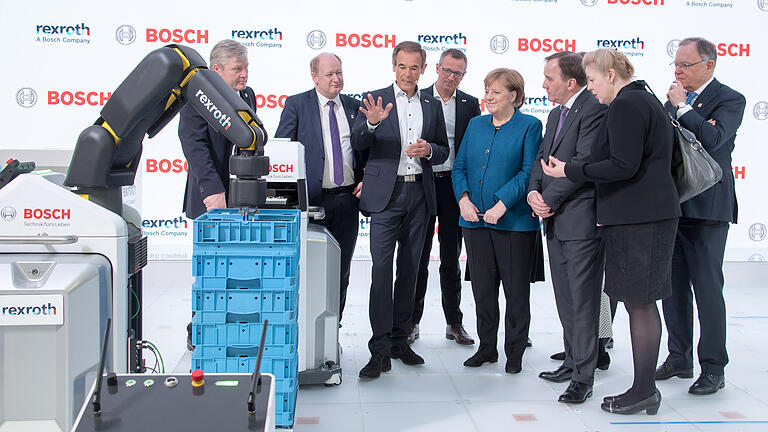 Hoher Besuch am Messestand der Bosch Rexroth AG in Hannover: Bundeskanzlerin Angela Merkel (Mitte), Schwedens Ministerpräsident Stefan Lövfen (rechts daneben) und Niedersachsens Ministerpräsident Stephan Weil (ganz rechts) ließen sich vom Bosch-Vorstandsvorsitzenden Volkmar Denner (gestikulierend) und dem Rexroth-Chef Rolf Najork (rechts dahinter) erklären, wie die komplett vernetzte industrielle Produktion schon in wenigen Jahren aussehen soll.