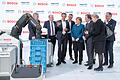 Hoher Besuch am Messestand der Bosch Rexroth AG in Hannover: Bundeskanzlerin Angela Merkel (Mitte), Schwedens Ministerpräsident Stefan Lövfen (rechts daneben) und Niedersachsens Ministerpräsident Stephan Weil (ganz rechts) ließen sich vom Bosch-Vorstandsvorsitzenden Volkmar Denner (gestikulierend) und dem Rexroth-Chef Rolf Najork (rechts dahinter) erklären, wie die komplett vernetzte industrielle Produktion schon in wenigen Jahren aussehen soll.