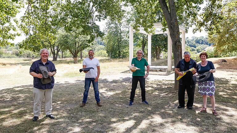 Ende Juli bis Ende August werden bekannte Würzburger der Kulturszene ein Kulturfestival auf die Beine stellen. Von links: Komponist Burkard Schmidl, Sven Höhnke (Intendant Theater am Neunerplatz, Mitorganisator), Karl-Georg Rötter (Mitorganisator) sowie Wolfgang und Elisabeth Salomon („Würzburg liest ein Buch“, Mitorganisatoren). Ende Juli bis Ende August werden bekannte Würzburger der Kulturszene ein Kulturfestival auf die Beine stellen. Von links: Komponist Burkard Schmidl, Sven Höhnke (Intendant Theater am Neunerplatz, Mitorganisator), Karl-Georg Rötter (Mitorganisator) sowie Wolfgang und Elisabeth Salomon („Würzburg liest ein Buch“, Mitorganisatoren).