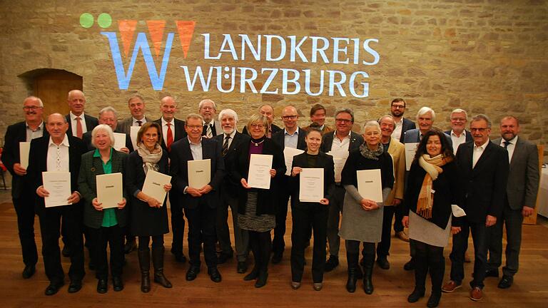 Landrat Thomas Eberth, die mit der Ehrenplakette in Gold Geehrten, Altlandrat Eberhard Nuß, Rainer Kinzkofer (Veitshöchheim), Peter Wesselowsky (Ochsenfurt) und Christoph Trautner sowie stellvertretende Landrätin Christine Haupt-Kreutzer. Landrat Thomas Eberth, die mit der Ehrenplakette in Gold Geehrten, Altlandrat Eberhard Nuß, Rainer Kinzkofer (Veitshöchheim), Peter Wesselowsky (Ochsenfurt) und Christoph Trautner sowie stellvertretende Landrätin Christine Haupt-Kreutzer.