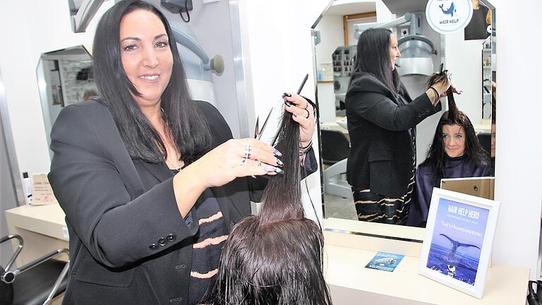 Hair-vorragend findet Friseurin Tine Bilke die Aktion 'Hair help the Oceans'. Ihre Kundin und Freundin Jennifer Kurtze freut sich, dass aus ihren abgeschnittenen Haaren Ölfilter werden.