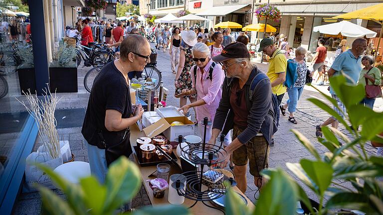 Ein beliebter Schweinfurter Flohmarkt ist der 'Rama Dama', bei dem der Einzelhandel Waren einmal anders anbietet. Im August 2022 herrschte dort reges Treiben und Feilschen.