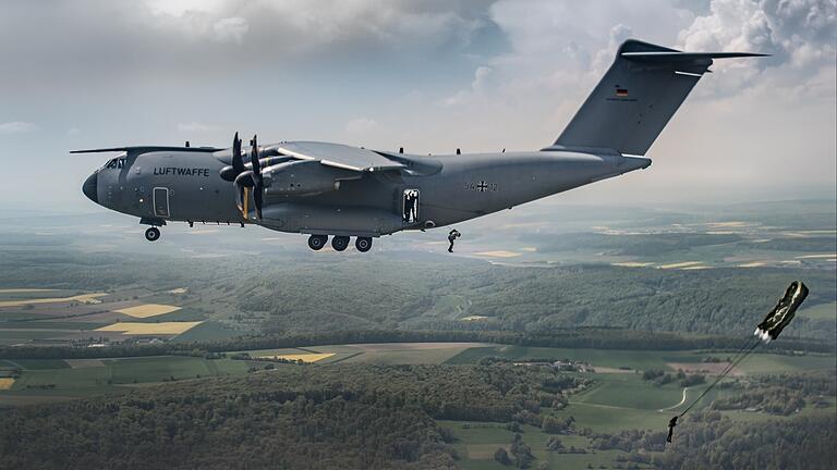 Ein Airbus A400M mit Fallschirmspringern der Infanterieschule Hammelburg bei einer vergangenen Ausbildung.