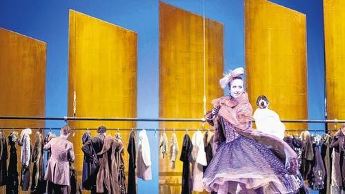 Szene aus der Uraufführung des Balletts „Das Bildnis des Dorian Gray“ am Würzburger Mainfranken Theater. Szene aus der Uraufführung des Balletts „Das Bildnis des Dorian Gray“ am Würzburger Mainfranken Theater.