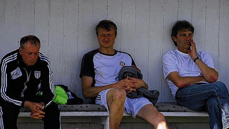 Frust bei den Sander Verantwortlichen: Nach der Niederlage gegen den FC Trogen wird es nun ganz eng im Kampf um den Klassenerhalt. Entsprechend enttäuscht sind (von links) Spielleiter Erich Barfuß, Co-Trainer Matthias Bayer und Trainer Erwin Albert. Frust bei den Sander Verantwortlichen: Nach der Niederlage gegen den FC Trogen wird es nun ganz eng im Kampf um den Klassenerhalt. Entsprechend enttäuscht sind (von links) Spielleiter Erich Barfuß, Co-Trainer Matthias Bayer und Trainer Erwin Albert.