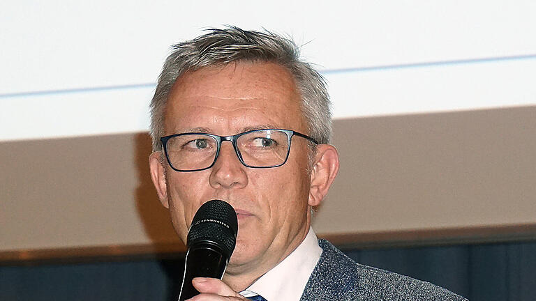 Jürgen Bruder ist der neue Standortleiter der Gesellschaft für Zwischenlagerung in Grafenrheinfeld. Bei der interkommunalen Gemeinderatssitzung informierte er über den Stand des Rückbaus. Jürgen Bruder ist der neue Standortleiter der Gesellschaft für Zwischenlagerung in Grafenrheinfeld. Bei der interkommunalen Gemeinderatssitzung informierte er über den Stand des Rückbaus.