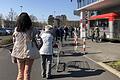 Lange Schlange vor dem Kaufland in Schweinfurt. Ein Ordner lässt nur so viele rein, wie aus dem Supermarkt rauskommen.