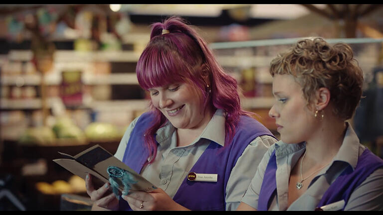 Im österreichischen Film 'Mermaids don't cry' träumt Annika, Kassiererin im Supermarkt, von der perfekten Meerjungfrauenflosse. Im österreichischen Film 'Mermaids don't cry' träumt Annika, Kassiererin im Supermarkt, von der perfekten Meerjungfrauenflosse.