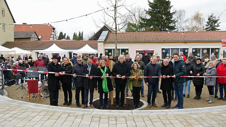 Unter regem Interesse der Bevölkerung wurde der neue Rathausplatz in Hausen eingeweiht. Beim Durchschneiden des roten Bandes (von links): Pfarrer Helmut Rügemer, Pfarrer Ivar Brückner, Markus Höfling vom Amt für Ländliche Entwicklung, Bürgermeister Bernd Schraud, die stellvertretende Landrätin Karen Heußner, zweiter Bürgermeister Bruno Strobel, Landtagsabgeordnete Kerstin Celina, dritter Bürgermeister Bernd Rumpel, Architekt Benedikt Gerber und Landtagsabgeordneter Björn Jungbauer. Der frühere Kindergarten im Hintergrund heißt jetzt 'Haus am Plätzle'.