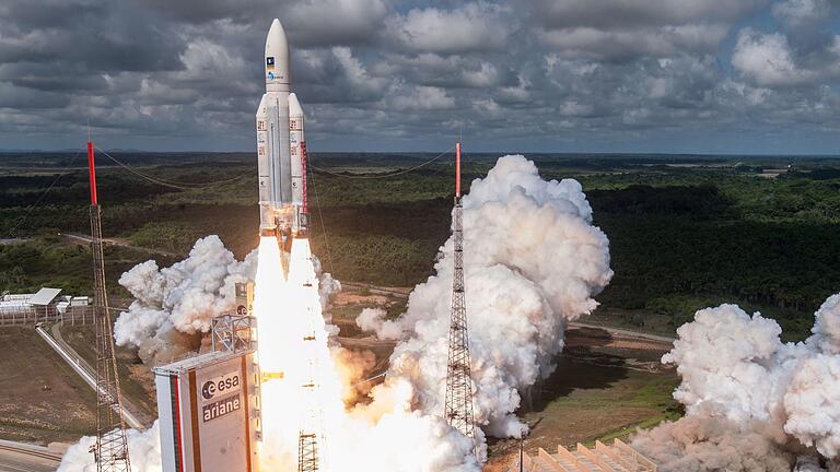 Start einer Ariane 5.jpeg       -  Mit einem eigenen Satellitennetz will Europa in der Kommunikation unabhängig werden.