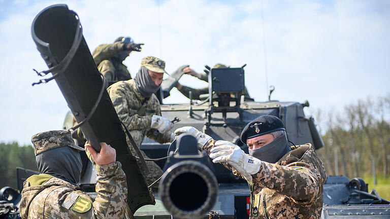 Ausbildung ukrainischer Soldaten.jpeg       -  Ukrainische Soldaten arbeiten im Rahmen ihrer Ausbildung an der Panzerkanone eines Kampfpanzers vom Typ Leopard 1 A5.