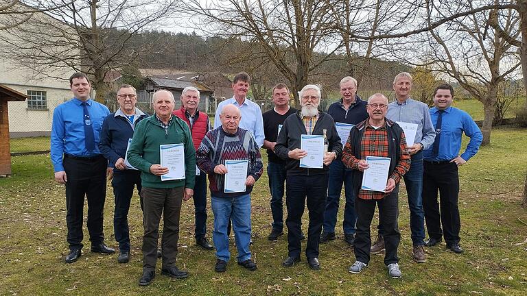 Ehrung für 60 Jahre Vereinszugehörigkeit: Hermann Freibott, Roland Freibott, Max Vierheilig und Oskar Vierheilig. Für 50 Jahre erhielten: Dieter Barthel, Bernhard Floth, Werner Hochgesang, Günther Krisam, Horst Krisam, Klaus Krisam, Ingrid Werner, Wilhelm Möltner, Karl Nöth, Gerhard Sterzinger und Thomas Bernhard die Ehrennadel in Gold, für 25 Jahre Doris Heinisch die Ehrennadel in Silber.