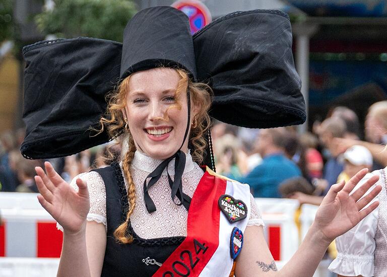 Hannah Stroppel, das Sandmadla der Sandkerwa 2024, winkt den Besuchern des Festumzugs anlässlich des 70. Fischerstechens zu.