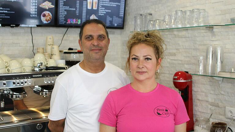 Metin und Sorina Hasanoglou (von links) haben in Kitzingen kürzlich das 'Petit Café' eröffnet.