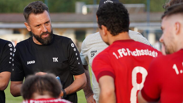 So steht der FC Fuchsstadt zur Winterpause da - Sieht einen erheblichen Lerneffekt bei seinen Spielern: Fuchsstadts Trainer Thomas Kaiser im Kreis seiner Jungs. So steht der FC Fuchsstadt zur Winterpause da - Sieht einen erheblichen Lerneffekt bei seinen Spielern: Fuchsstadts Trainer Thomas Kaiser im Kreis seiner Jungs.