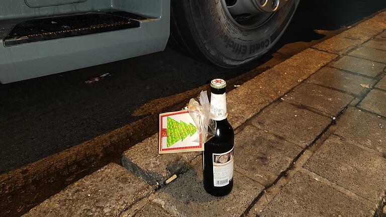 Weihnachten an der Rastanlage Rhön - Ein unbekannter Weihnachtsengel hat diese geschmückte Flasche Bier vor einen Lkw gestellt. Weihnachten an der Rastanlage Rhön - Ein unbekannter Weihnachtsengel hat diese geschmückte Flasche Bier vor einen Lkw gestellt.