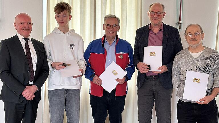 Landrat Thomas Habermann (links) führte Ehrungen für langjährigen, ehrenamtlichen Naturschutzdienst durch. Weiter von links: Fritz Ramann für seinen gleichnamigen Großvater, Manfred Kaiser, Georg Warnke und Klaus Hümpfer. Landrat Thomas Habermann (links) führte Ehrungen für langjährigen, ehrenamtlichen Naturschutzdienst durch. Weiter von links: Fritz Ramann für seinen gleichnamigen Großvater, Manfred Kaiser, Georg Warnke und Klaus Hümpfer.