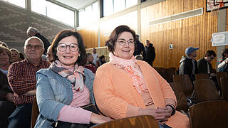 Rund 300 Menschen besuchen am 07.04.25 die Informationsveranstaltung in der Mehrzweckhalle in Himmelstadt zur geplanten und umstrittenen Unterkunft für Geflüchtete. Zum Diskussionsabend wurden auch Vertreter der Politik, der Regierung und der Polizei geladen.