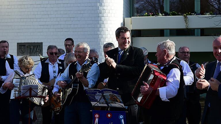 Markus Söder dirigiert die Promi-Band in Bad Königshofen.