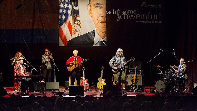 Ein Song auf Barack Obama? Nicht direkt. Erdmöbel findet einen besonderen Weg. Am Samstag trat die Band beim Nachsommer auf.