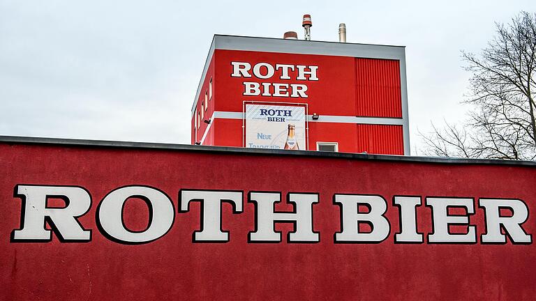 Eine Flasche Bier hat die Schweinfurter Brauerei Roth bei einer Aktion im Impfzentrum allen Impfwilligen ab 18 Jahren spendiert. Und sich damit auch Kritik eingehandelt.&nbsp;