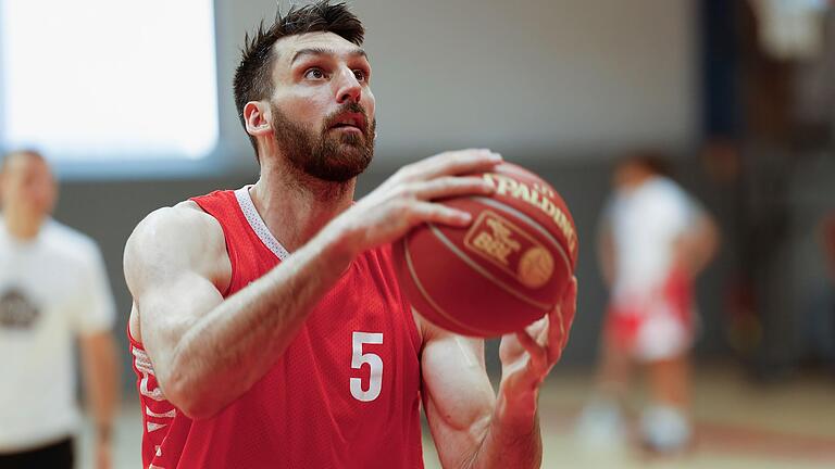 Owen Klassen, Center der Würzburg Baskets, war mit 14 Punkten gegen Bamberg erfolgreichster Werfer. Nun steht für ihn und sein Team ein Turnier in Nürnberg an.