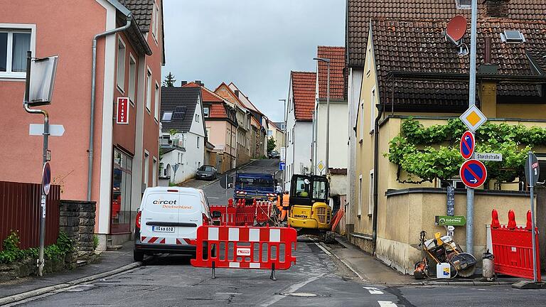 Aktuell wandert die Baustelle durch Rimpar. Hier ist sie in der Günterslebener Straße. Manche Seitenstraßen sind deswegen kurzzeitig nicht erreichbar, andere werden als Umleitung genutzt.