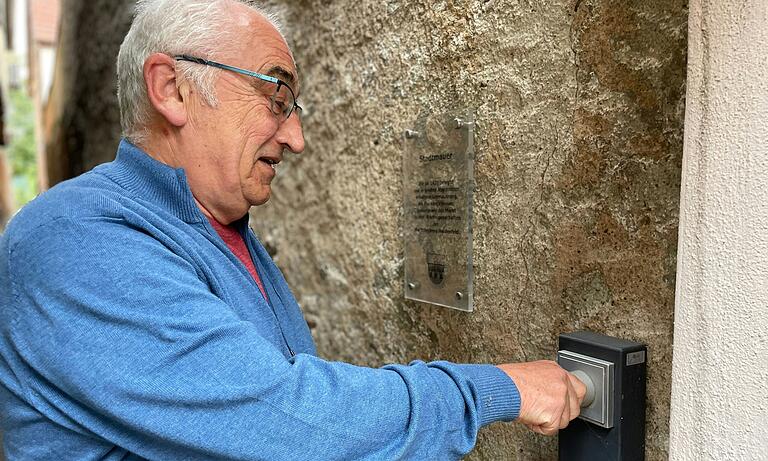 Herr über die Beleuchtung: Das kleine Gässchen verbindet die Mitteltorstraße mit dem Lohgraben. Seit sie ausgeleuchtet ist, kann Väth mit einem Schlüssel für kurze Zeit die Bodenstrahler ausschalten.