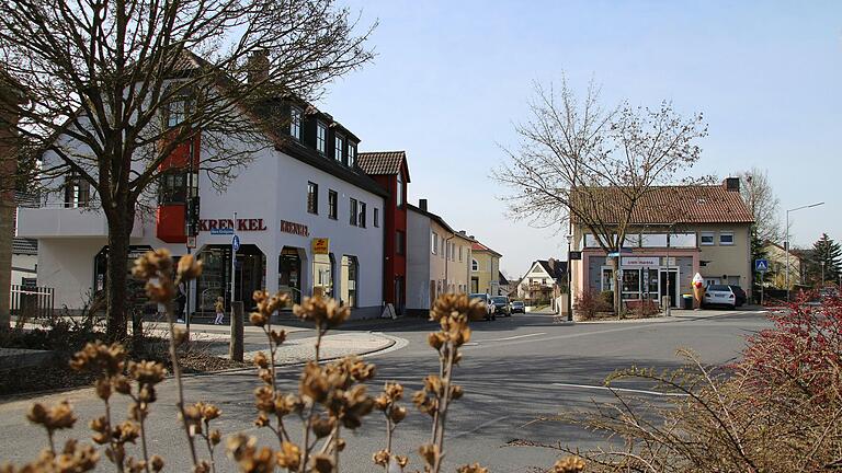In der Ingolstadter Straße in Giebelstadt sollen in den kommenden Monaten Straßen-, Wasser- und Kanalbauarbeiten stattfinden. In der Ingolstadter Straße in Giebelstadt sollen in den kommenden Monaten Straßen-, Wasser- und Kanalbauarbeiten stattfinden.