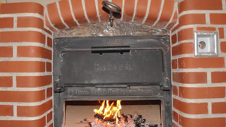„Unser täglich Brot gib uns heute“ steht auf dem rund sieben Jahrzehnte alten Backofen. Und darüber die Jahreszahl 2017, das Jahr, in dem er zum ersten mal befeuert wurde. „Unser täglich Brot gib uns heute“ steht auf dem rund sieben Jahrzehnte alten Backofen. Und darüber die Jahreszahl 2017, das Jahr, in dem er zum ersten mal befeuert wurde.