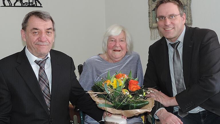 Elisabeth Hertfelder feierte am Mittwoch 90. Geburtstag. Dazu gratulierten stellvertretender Landrat Oskar Ebert (links) und Bürgermeister Matthias Bäuerlein.