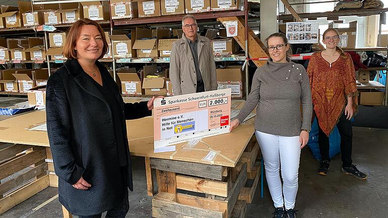 Im Bild von links:&nbsp;Vera Hoxha,&nbsp; Vorständin HERMINE e.V., Matthias Lambers,&nbsp; Geschäftsführer Riedel Bau, Stefanie Riedel, Inhaberin Riedel Bau und Samira Löw,&nbsp; HERMINE-Teamleiterin Logistik.