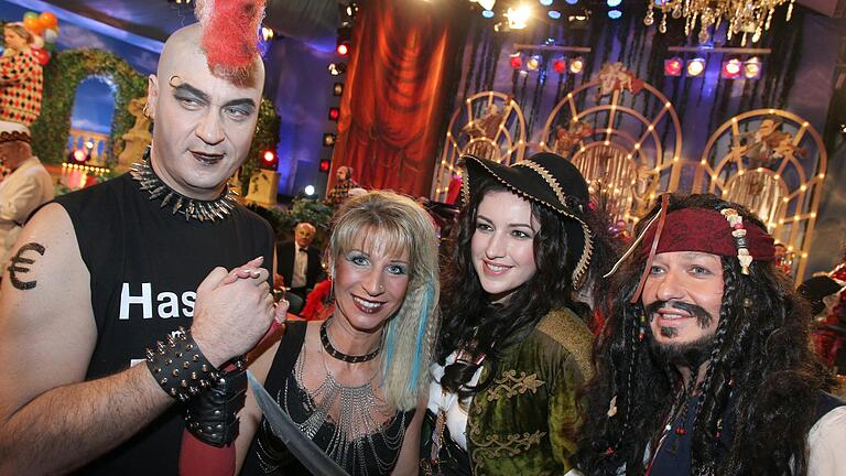 Als Punker machte Markus Söder 2012 international Schlagzeilen. Im Bild mit seiner Frau Karin, Dorothee Bär und Alexander Dobrindt.&nbsp;&nbsp;