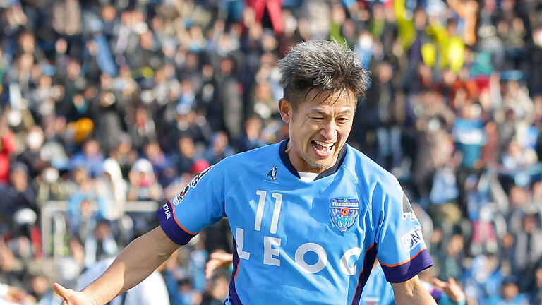 Kazuyoshi Miura.jpeg       -  Kazuyoshi Miura jubelt auf dem Spielfeld. Der 56-Jährige bleibt ein weiteres Jahr bei UD Oliveirense.