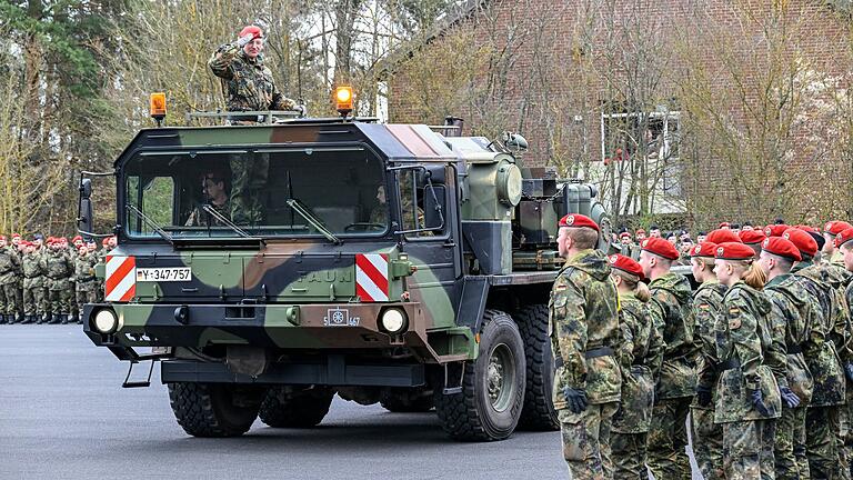 Ein letztes Salut: Der scheidende Bataillonskommandeur, Oberstleutnant Schreiter, auf Abschiedstour in Volkach. Ein letztes Salut: Der scheidende Bataillonskommandeur, Oberstleutnant Schreiter, auf Abschiedstour in Volkach.