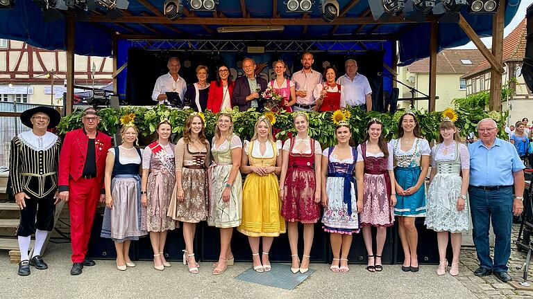 Bei ihrer ersten Weinfest-Eröffnung als örtliche Weinprinzessin standen Julia Krapf zahlreiche Weinhoheiten und Symbolfiguren aus der Region zur Seite. Oben auf dem Podium freuten sich zudem Ehrengäste und Verantwortliche über die 33. Ausgabe des Lindacher Straßenweinfestes.