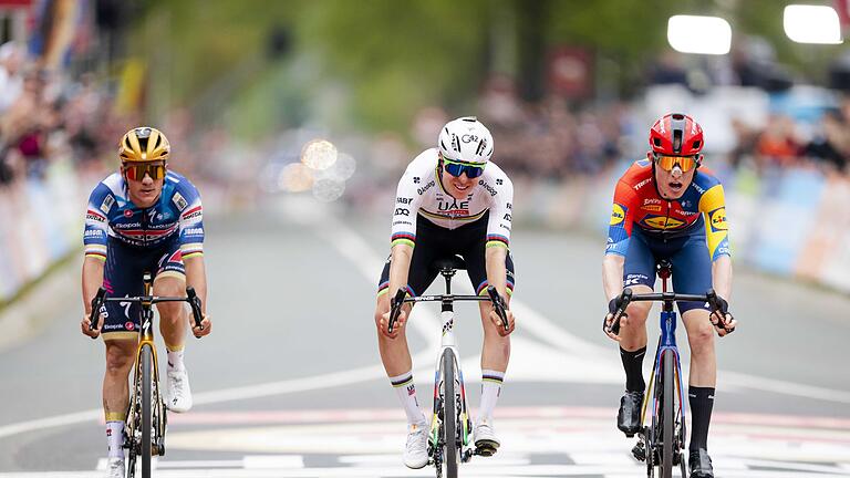 Radsport: Amstel Gold Race       -  Außenseiter Skjelmose (r) siegte knapp vor Pogacar (M) und Evenepoel (l)