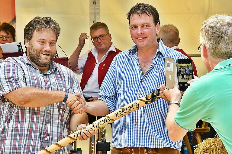 Lockte viele Besucher an: Höhepunkt der Badesaison war zweifellos das 50-jährige Seejubiläum. Es war mit dem 10-jährigen Rhöner Wandertag verbunden, zu dem Bürgermeister Jürgen Heusinger (Zweiter von rechts) zahlreiche Wanderer begrüßen konnte. Lockte viele Besucher an: Höhepunkt der Badesaison war zweifellos das 50-jährige Seejubiläum. Es war mit dem 10-jährigen Rhöner Wandertag verbunden, zu dem Bürgermeister Jürgen Heusinger (Zweiter von rechts) zahlreiche Wanderer begrüßen konnte.