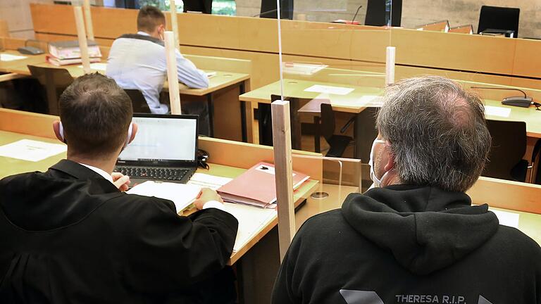 Ronald Stahl (rechts), Vater von Theresa, am Mittwoch neben seinem Anwalt Philipp Schulz-Merkel. Vor ihm sitzt der Hauptangeklagte Niclas H.. Ronald Stahl (rechts), Vater von Theresa, am Mittwoch neben seinem Anwalt Philipp Schulz-Merkel. Vor ihm sitzt der Hauptangeklagte Niclas H..