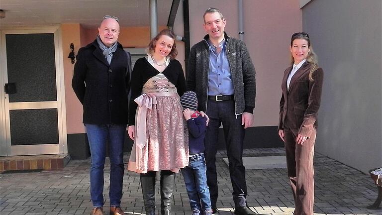 Zur Übergabe des Förderbescheids für den Verkaufskühlautomaten kam Dorit Bollmann (rechts) vom Amt für ländliche Entwicklung zu Georg Moret nach Leutershausen. Mit dabei waren auch (von links)&nbsp; Bürgermeister Georg Straub, Marianna, Philipp und Georg Moret.