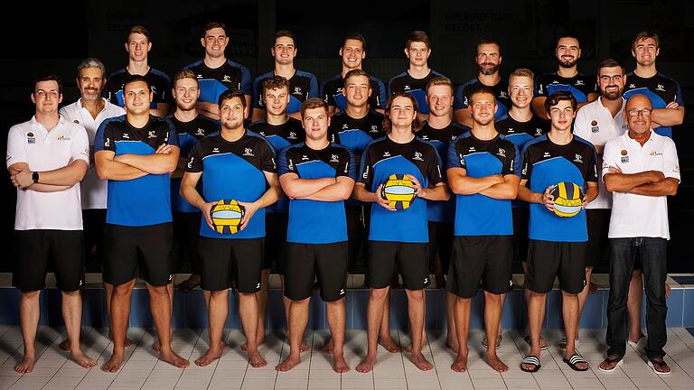 Der SV Würzburg 05 geht mit (hinten, von links) Valé Mátó, Christian Saggau, Paul Volkwein, Marc Weber, Michael Hanft, Iñaki Urkiaga, Gábor Kiss, Neil Arnett, (Mitte) Trainer Rául de la Peña, Daniel Ivlev, Erik Ivlev, Alexander Försch, Benjamin Flammersberger, Marc Schauer, Matthias Försch, (vorne) Betreuer Balázs Papp, Luka Vuckovic, Stefan Scheele, Jean-Luca Keupp, Leander Radecker, Elijah Neesham, Paul Reinhard und Abteilungsleiter Jochen Fritz in die Saison 2022/23 in der Wasserball-Bundesliga.