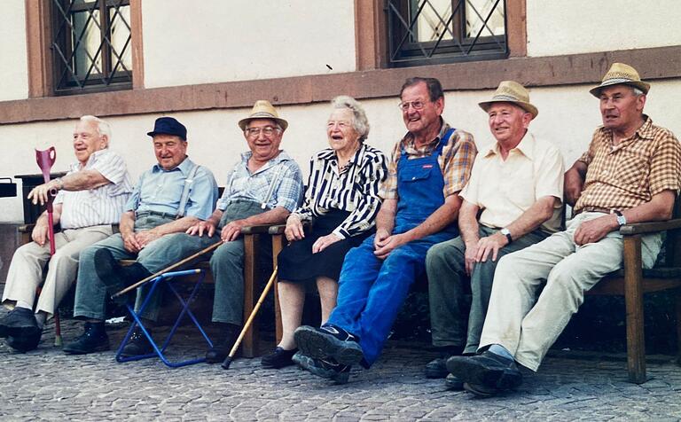 Namensgeber der Whats-App-Gruppe und schon immer beliebter Treffpunkt: Der Billingshauser Dorfplatz. Hier eine Aufnahme aus dem Jahr 2002 mit (von links) Sepp Neumeier, Willi Hüsam, Arthur Hasenfuß, Elsa Bernhardt, Helmut Möschl, Friedrich Steigerwald und Willi Schätzlein. Namensgeber der Whats-App-Gruppe und schon immer beliebter Treffpunkt: Der Billingshauser Dorfplatz. Hier eine Aufnahme aus dem Jahr 2002 mit (von links) Sepp Neumeier, Willi Hüsam, Arthur Hasenfuß, Elsa Bernhardt, Helmut Möschl, Friedrich Steigerwald und Willi Schätzlein.